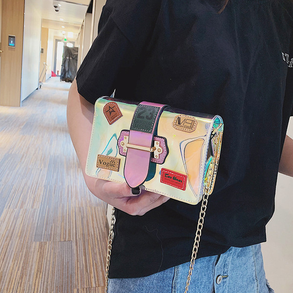 Modern női táska irizáló színekben fémlánc