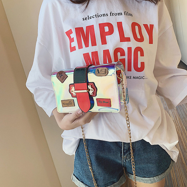 Modern női táska irizáló színekben fémlánc