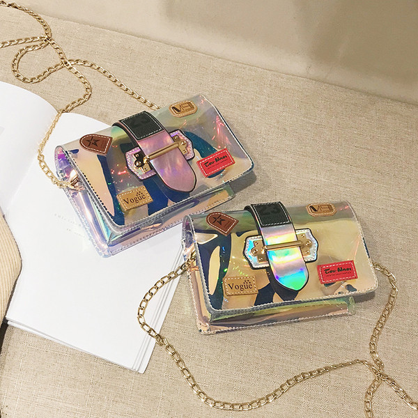 Modern női táska irizáló színekben fémlánc