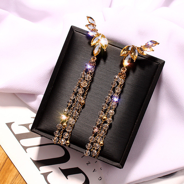 Модерни дамски обеци в златист цвят с камъни