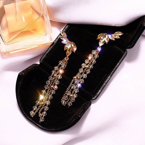 Модерни дамски обеци в златист цвят с камъни