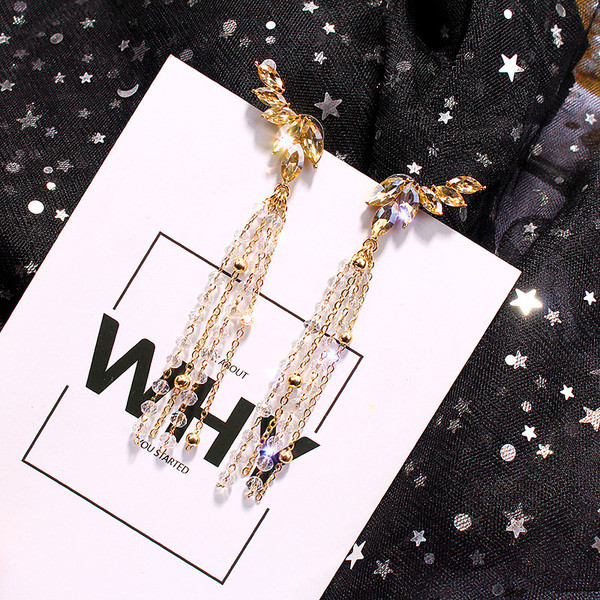 Модерни дамски обеци в златист цвят с камъни