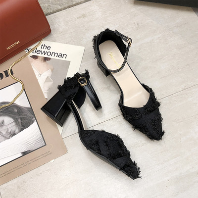 Modern női cipő vastag sarkú fehér és fekete színben