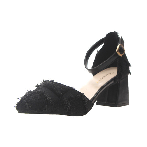 Modern női cipő vastag sarkú fehér és fekete színben