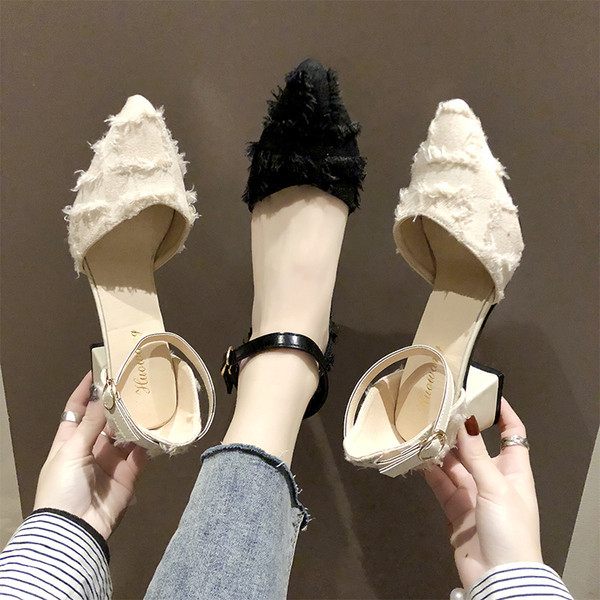 Modern női cipő vastag sarkú fehér és fekete színben