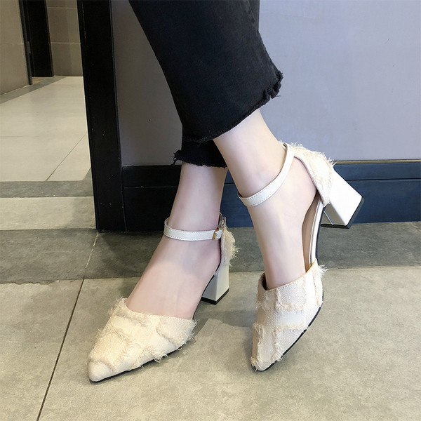 Modern női cipő vastag sarkú fehér és fekete színben