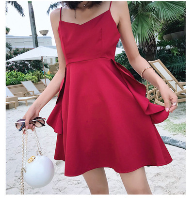 Κομψό γυναικείο κοντό φόρεμα με λεπτούς ιμάντες σε κόκκινο χρώμα