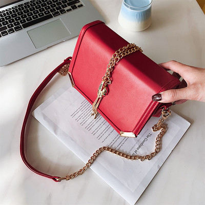 Geanta de dama moderna din piele ecologica in patru culori cu elemente metalice 3D si lant metalic