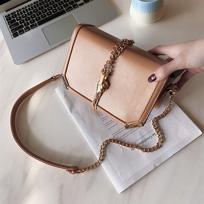 Geanta de dama moderna din piele ecologica in patru culori cu elemente metalice 3D si lant metalic