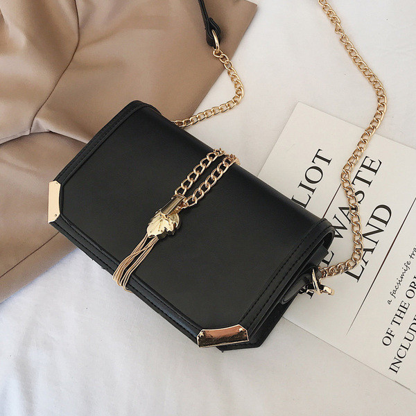 Geanta de dama moderna din piele ecologica in patru culori cu elemente metalice 3D si lant metalic