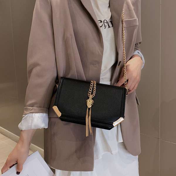 Geanta de dama moderna din piele ecologica in patru culori cu elemente metalice 3D si lant metalic