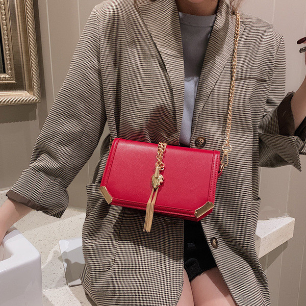 Geanta de dama moderna din piele ecologica in patru culori cu elemente metalice 3D si lant metalic