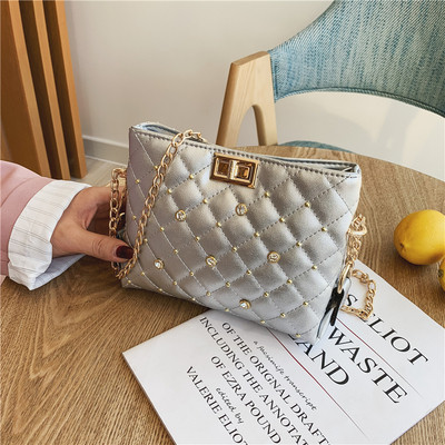 Μοντέρνα γυναικεία τσάντα με έξι χρώματα με διακοσμήση