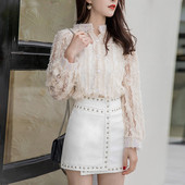 Stílusos női szoknya fehér színben, fém díszítéssel