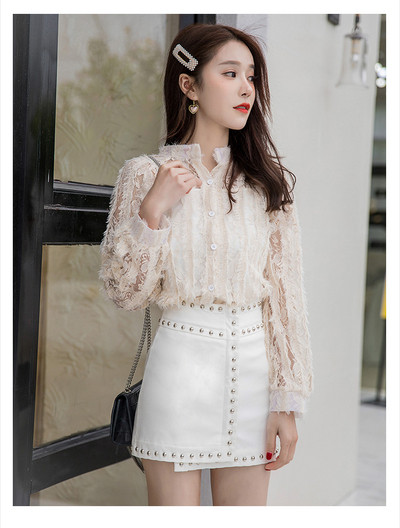 Stílusos női szoknya fehér színben, fém díszítéssel