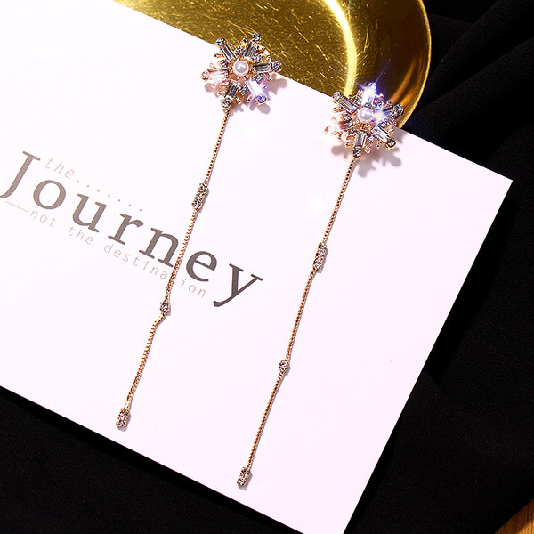 Hosszú női fülbevaló arany színű kövekkel