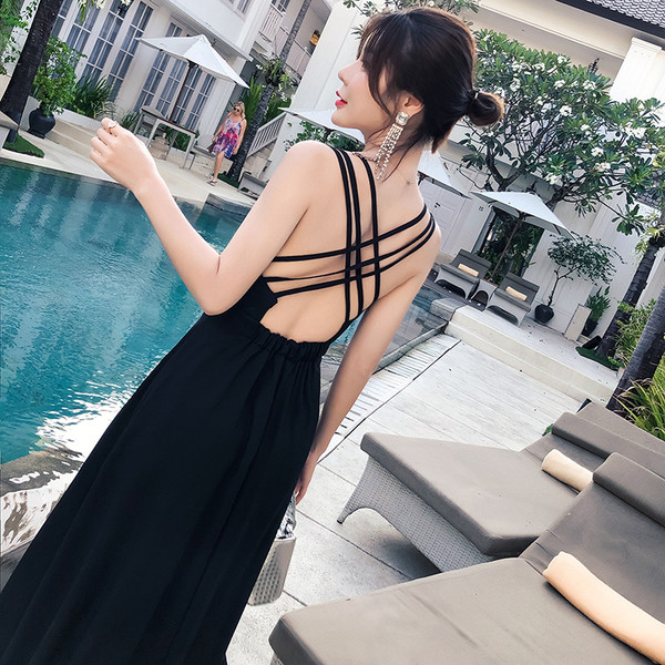 Stílusos női ruha szabású modell csupasz háttal, fekete színben