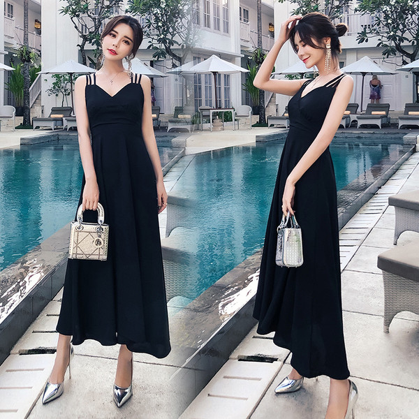 Stílusos női ruha szabású modell csupasz háttal, fekete színben