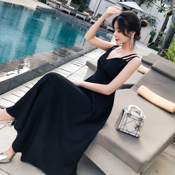 Stílusos női ruha szabású modell csupasz háttal, fekete színben