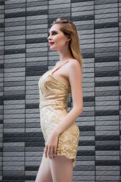 Κομψά γυναικεία σορτς με δαντέλα και λεπτές λωρίδες σε τρία χρώματα