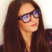 Modern női szemüveg széles kerettel, többféle színben