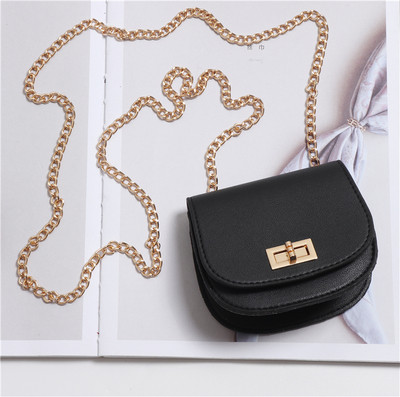 Καθημερινή μικρή γυναικεία τσάντα με μεταλλική λαβή σε διάφορα χρώματα