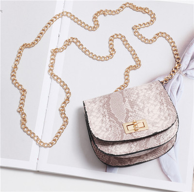 Καθημερινή μικρή γυναικεία τσάντα με μεταλλική λαβή σε διάφορα χρώματα