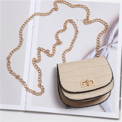 Καθημερινή μικρή γυναικεία τσάντα με μεταλλική λαβή σε διάφορα χρώματα