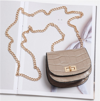 Καθημερινή μικρή γυναικεία τσάντα με μεταλλική λαβή σε διάφορα χρώματα