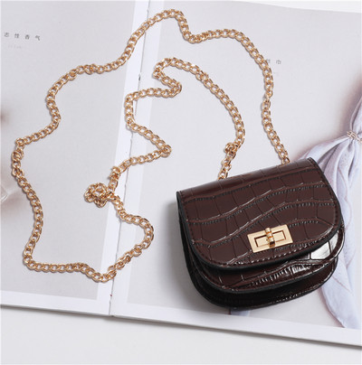 Καθημερινή μικρή γυναικεία τσάντα με μεταλλική λαβή σε διάφορα χρώματα