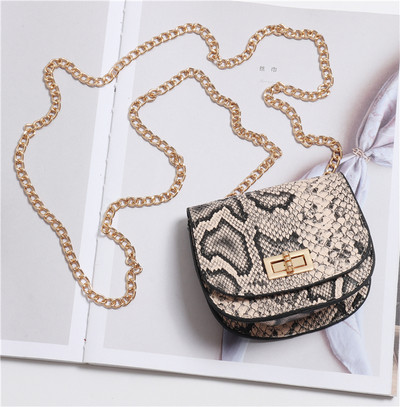 Καθημερινή μικρή γυναικεία τσάντα με μεταλλική λαβή σε διάφορα χρώματα