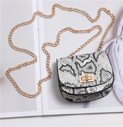 Καθημερινή μικρή γυναικεία τσάντα με μεταλλική λαβή σε διάφορα χρώματα