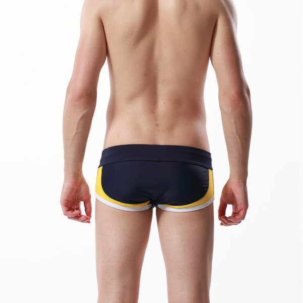 Modern férfi fürdőruha többféle modellben