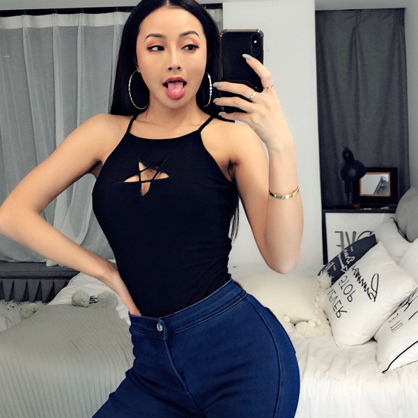 Modern női felső, fekete színben kivágott részekkel