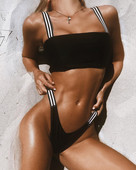 Modern kétrészes fürdőruha fekete színben, fehér szegéllyel