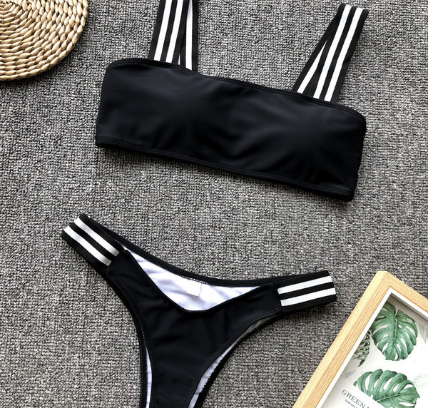 Modern kétrészes fürdőruha fekete színben, fehér szegéllyel