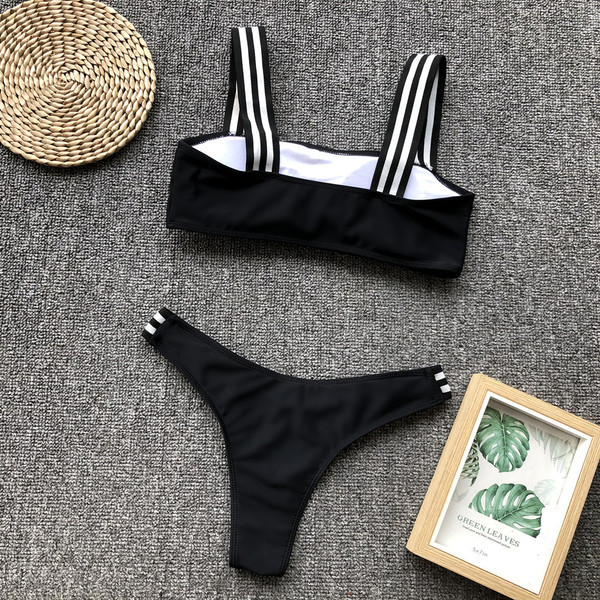 Modern kétrészes fürdőruha fekete színben, fehér szegéllyel