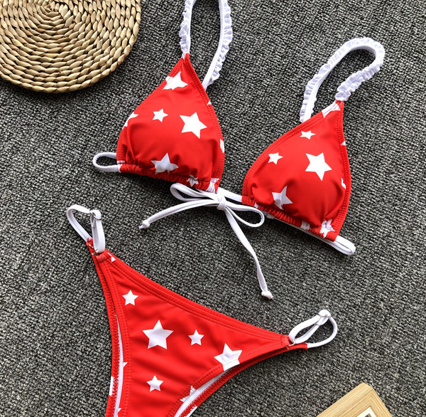 Női fürdőruha háromszögletű, piros mintás felsővel