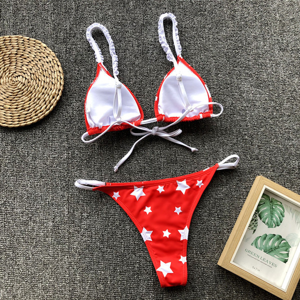 Női fürdőruha háromszögletű, piros mintás felsővel