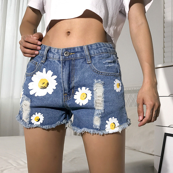 Νέο μοντέλο γυναικεία σορτς με σκισμένα σχέδια και εφαρμογή