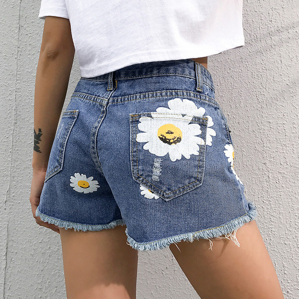 Νέο μοντέλο γυναικεία σορτς με σκισμένα σχέδια και εφαρμογή