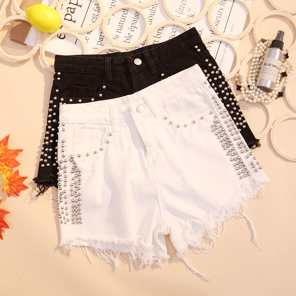 Modern női rövidnadrág magas derékkal, fekete-fehér lyukakkal