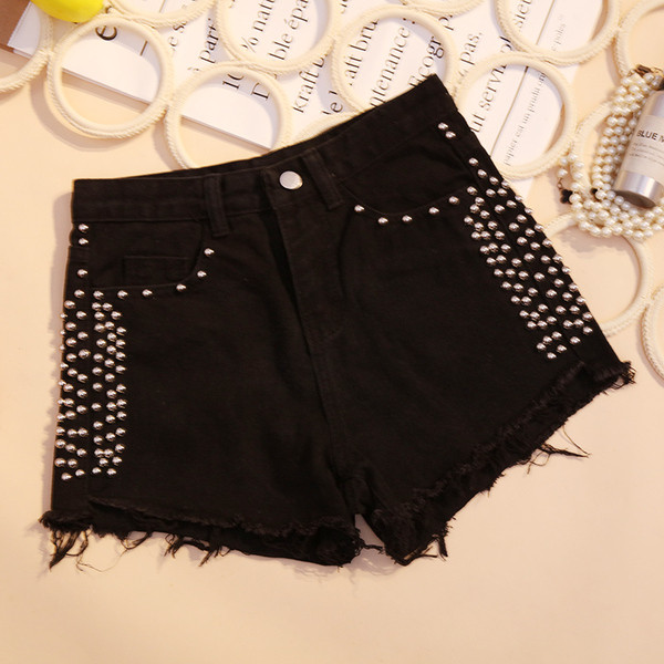 Modern női rövidnadrág magas derékkal, fekete-fehér lyukakkal