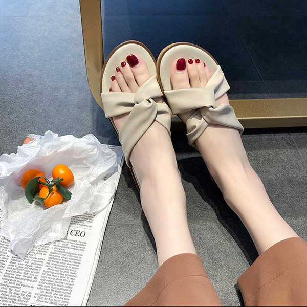 Alkalmi női papucs világos színben, lapos talppal