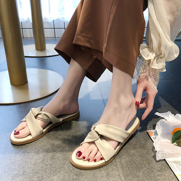 Alkalmi női papucs világos színben, lapos talppal