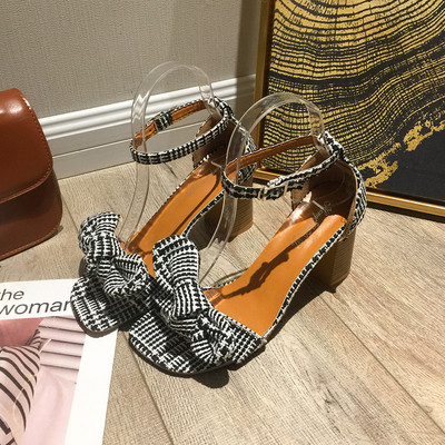 Σύγχρονα γυναικεία μοντέλα σανδάλια με τακόυνι