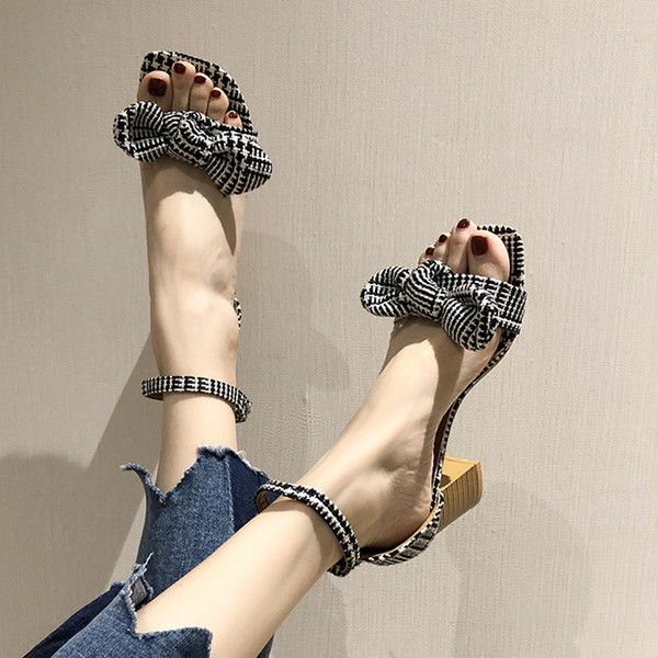 Σύγχρονα γυναικεία μοντέλα σανδάλια με τακόυνι