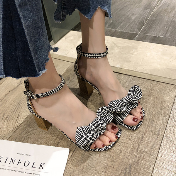 Σύγχρονα γυναικεία μοντέλα σανδάλια με τακόυνι