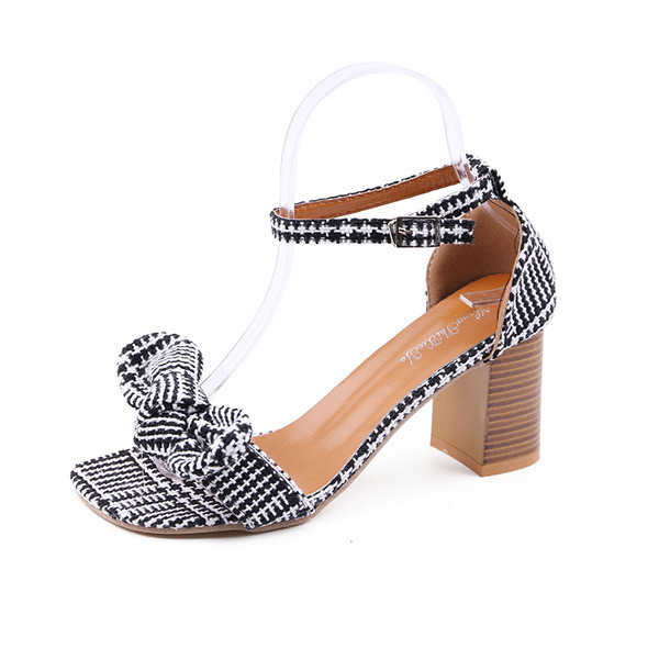 Σύγχρονα γυναικεία μοντέλα σανδάλια με τακόυνι