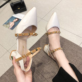 Stílusos női sarkú cipő két színben, fűzőlyukkal